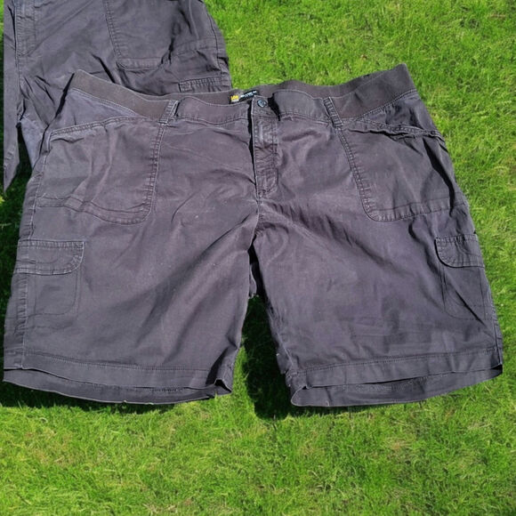 Lee Women's Relaxed Fit Cargo Shorts 26W Medium 2 button Black Dark Grey 130273 - Picture 1 of 7